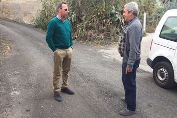 Vías y Obras y un técnico insular analizan las necesidades de asfaltado de los caminos agrícolas (Foto TA)